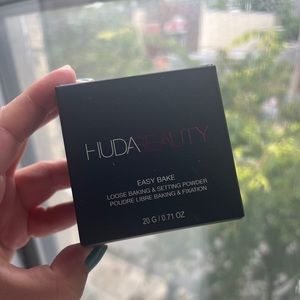 The ALWAYS SOLD OUT Huda Beauty Setting Powder in Poundcake